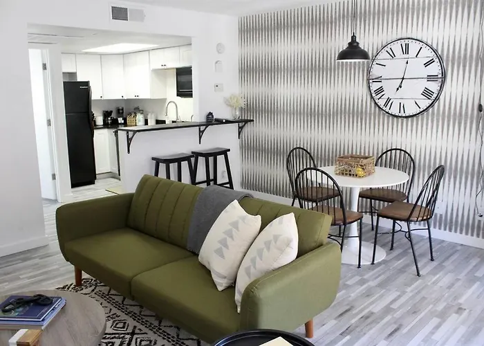 Upgraded Close To The Action Apartment *