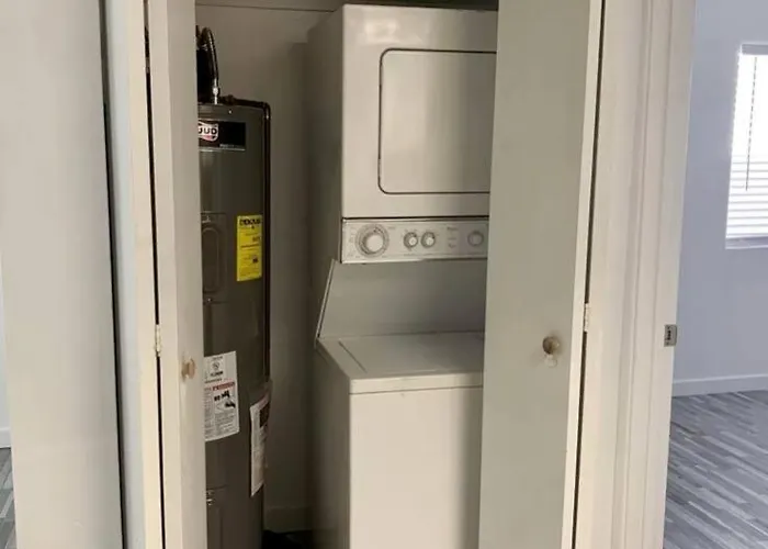 Apartment Upgraded Close To The Action