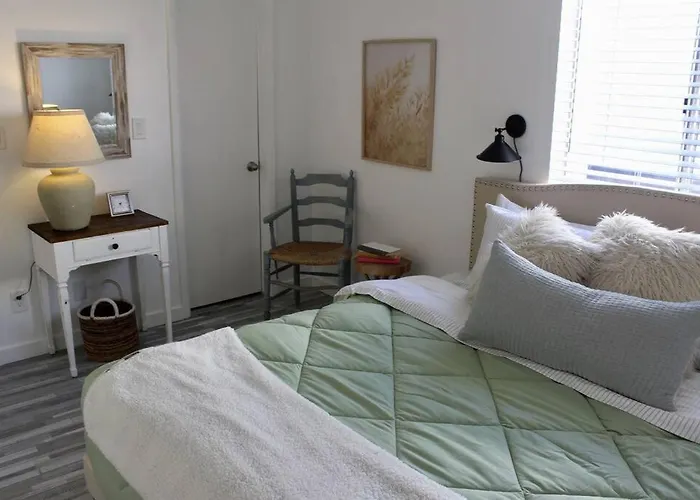 Apartment Upgraded Close To The Action *